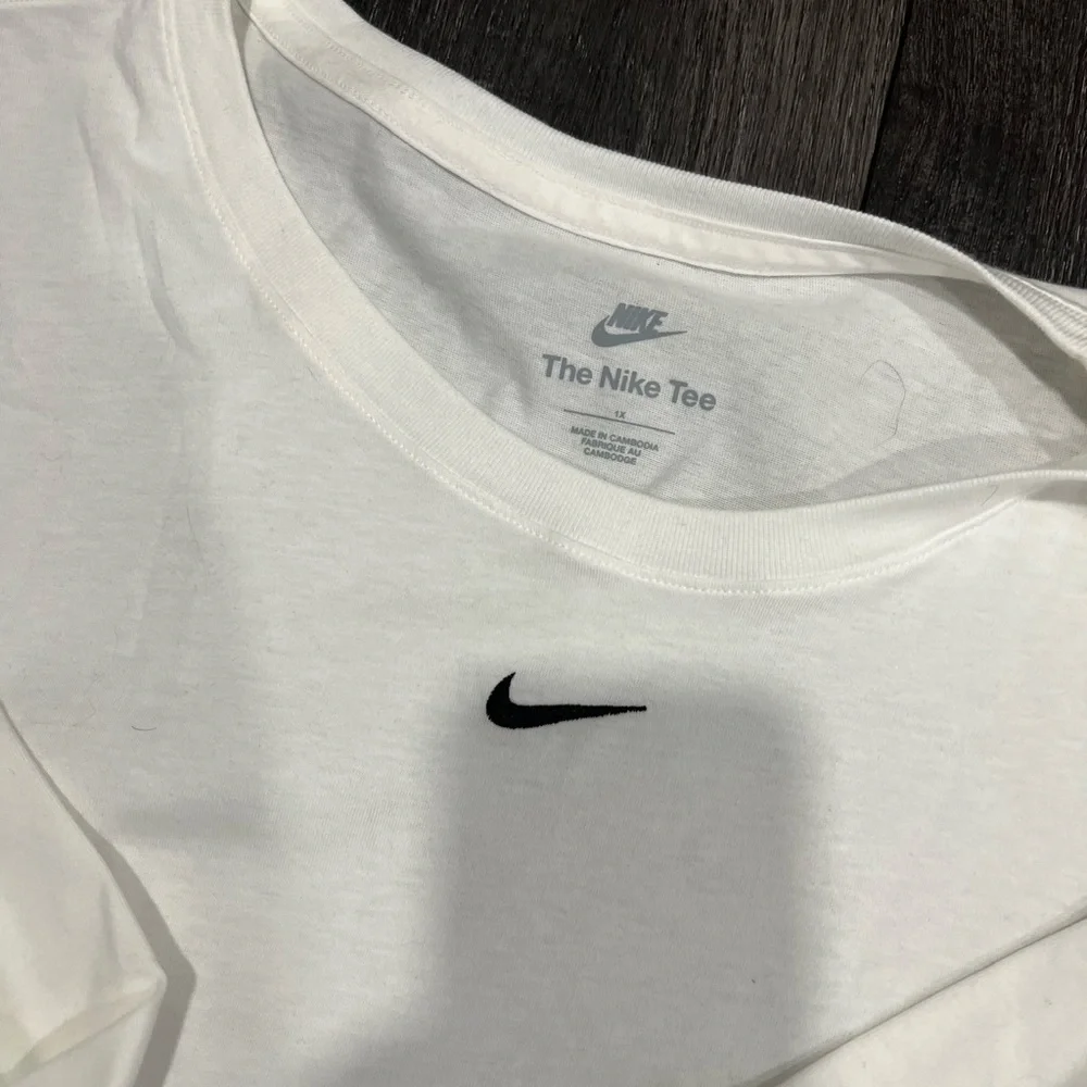 Women’s Nike Plus Size Long Sleeve tee - Picture 2 of 2